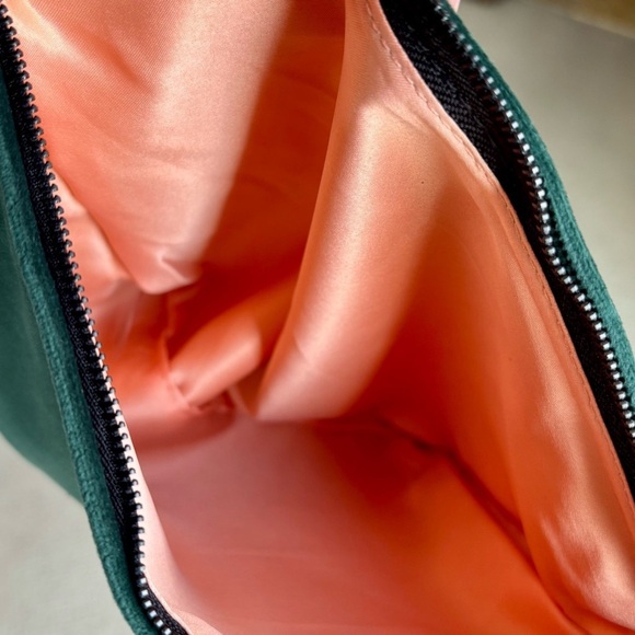 GUCCI Green Velvet Limited Edition Beauty Pouch - Picture 4 of 4